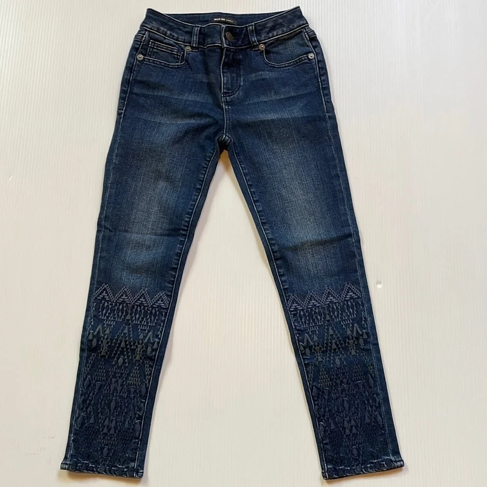 Miss Me Girls skinny ankle blue jean with embroidery detailing. Girls size 8